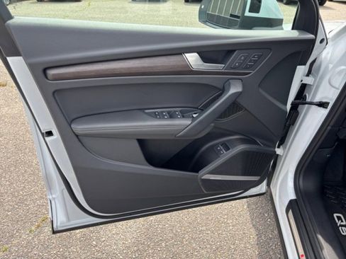 Used 2024 Audi Q5 e Premium Plus w/ Premium Plus Package image 21