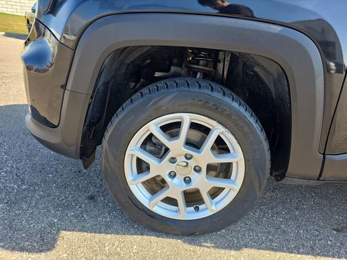 Used 2020 Jeep Renegade Latitude w/ Cold Weather Group image 36