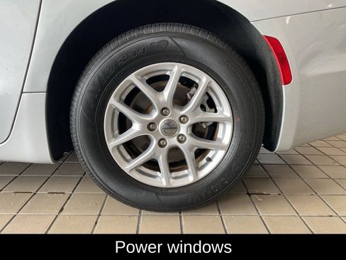 Used 2023 Chrysler Pacifica Touring-L FWD image 19