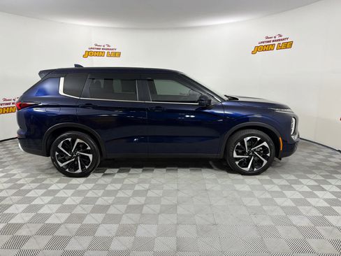 Used 2024 Mitsubishi Outlander SE Black Edition FWD image 7