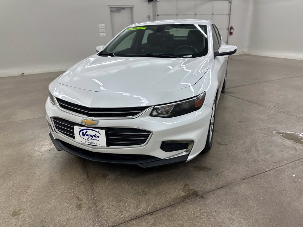 Used 2018 Chevrolet Malibu LT w/ Leather Package FWD image 4