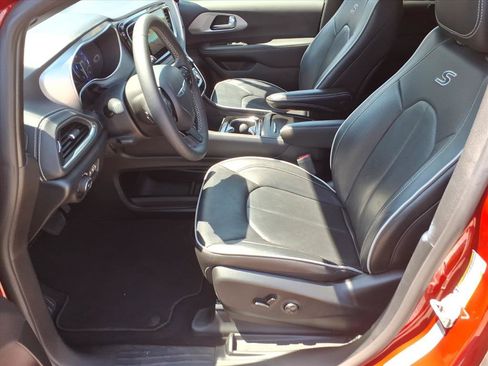 Used 2025 Chrysler Pacifica Limited FWD image 12