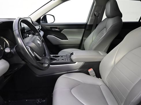 Used 2022 Toyota Highlander XLE image 13