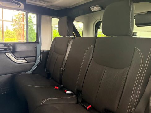 Used 2014 Jeep Wrangler Unlimited Sahara w/ Connectivity Group AWD/4WD image 19