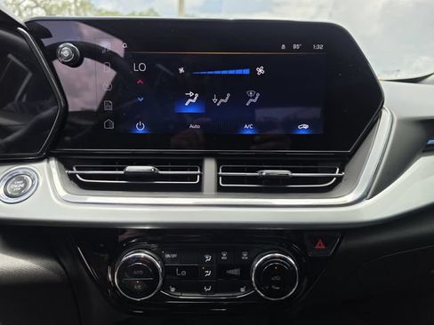 Used 2024 Chevrolet Trax LT w/ Driver Confidence Package FWD image 23