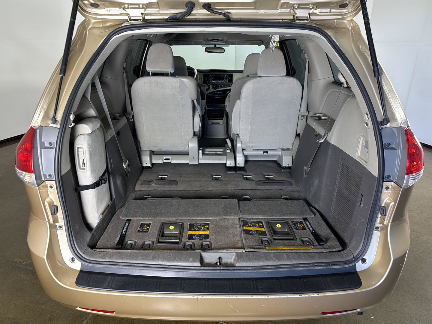 Used 2012 Toyota Sienna LE w/ Towing Pkg FWD image 24
