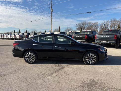 Used 2025 Nissan Altima 2.5 SV image 2