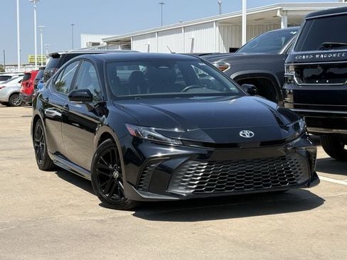 Used 2025 Toyota Camry SE FWD image 2