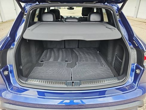 Certified 2023 Porsche Macan AWD/4WD image 36