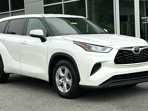 Used 2020 Toyota Highlander L AWD/4WD image 2