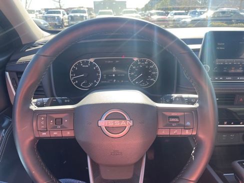 Used 2025 Nissan Rogue SV image 14