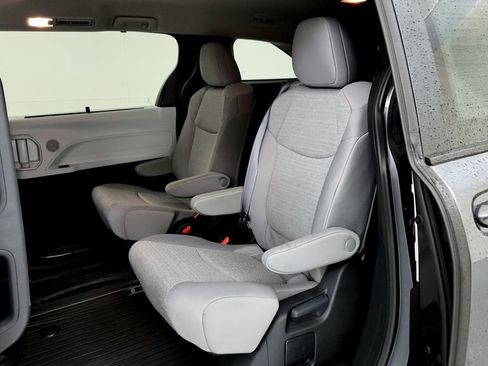 Used 2025 Toyota Sienna LE AWD/4WD image 21