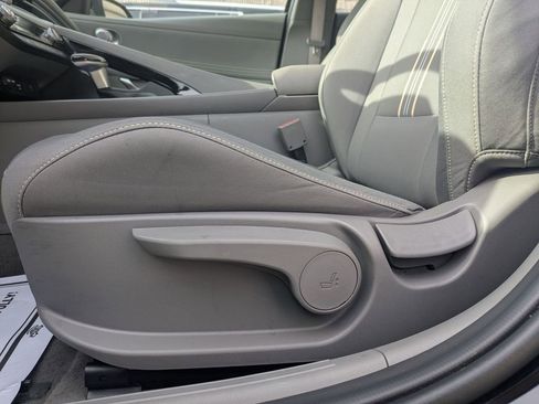 Used 2025 Hyundai Elantra SEL image 14