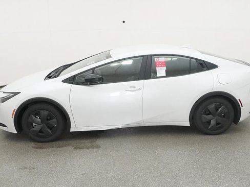 New 2025 Toyota Prius Plug-In Hybrid FWD image 3