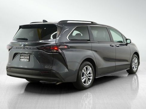 Used 2025 Toyota Sienna XLE w/ XLE Plus Package image 5