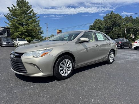 Used 2017 Toyota Camry LE FWD image 2