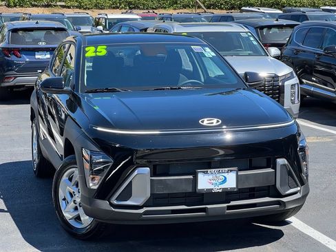 Certified 2025 Hyundai Kona SE AWD/4WD image 1