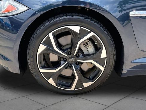 Used 2013 Jaguar XF RWD image 11