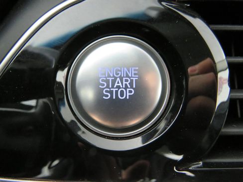 Used 2019 Genesis G70 2.0T Advanced image 18