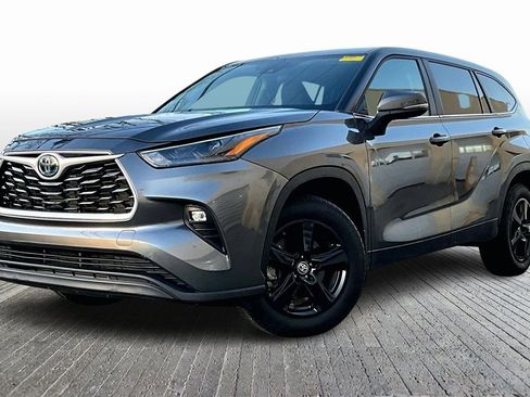 Used 2024 Toyota Highlander LE image 3