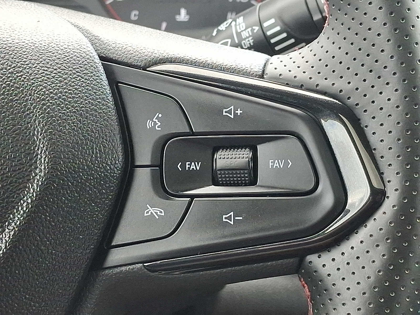 Used 2024 Chevrolet Trax RS w/ Sunroof Package FWD image 21