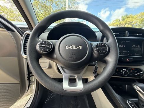 Used 2025 Kia Soul LX w/ LX Technology Package FWD image 15
