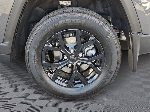 New 2025 Jeep Grand Cherokee Altitude image 5