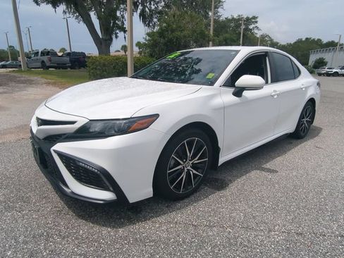 Used 2022 Toyota Camry SE FWD image 9