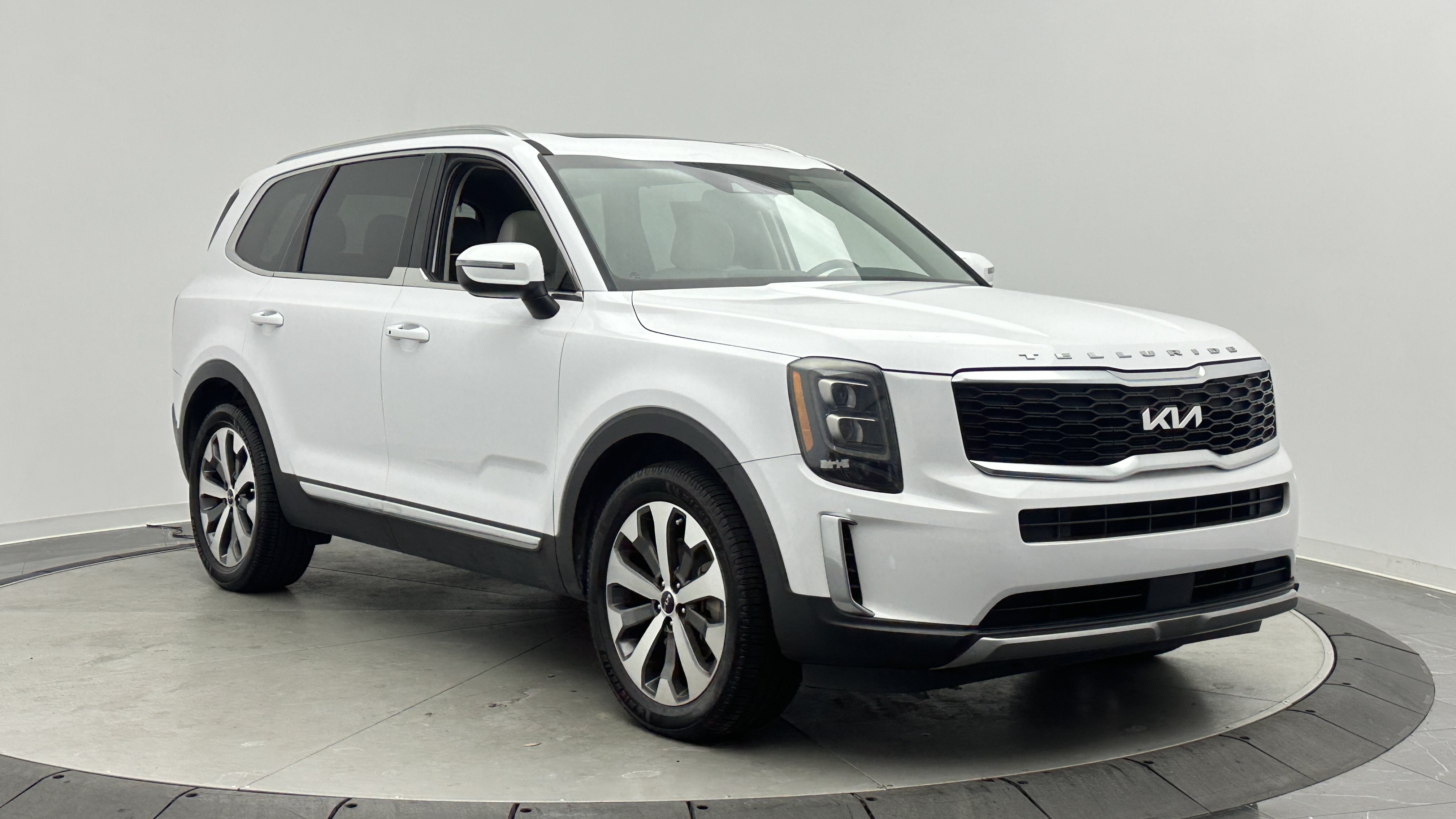 Used 2022 Kia Telluride EX w/ EX Premium Package FWD image 3