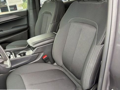 Used 2025 Jeep Grand Cherokee Laredo w/ Luxury Tech Group I image 40