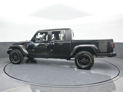 Used 2024 Jeep Gladiator Sport image 3