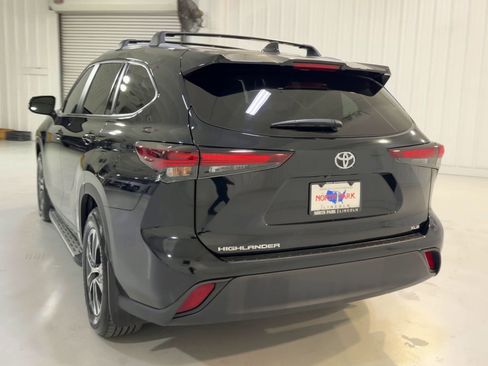 Used 2025 Toyota Highlander XLE image 8
