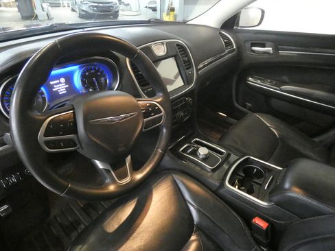 Used 2017 Chrysler 300 Limited image 7
