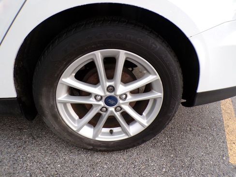 Used 2016 Ford Focus SE w/ SE Cold Weather Package FWD image 22