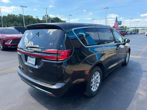 Used 2023 Chrysler Pacifica Touring-L FWD image 5