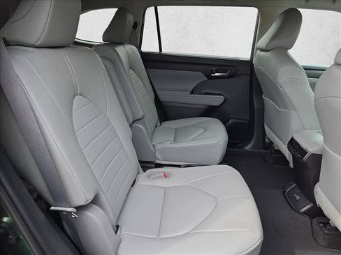 Used 2023 Toyota Highlander XLE FWD image 17