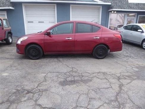 Used 2016 Nissan Versa SV image 2