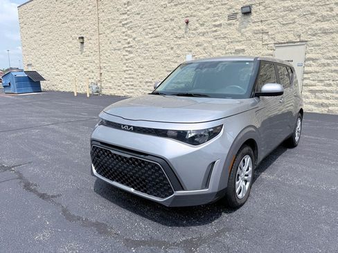Used 2025 Kia Soul LX FWD image 1