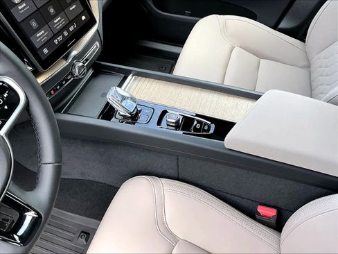 Used 2026 Volvo XC60 T8 Plus w/ Protection Package Premier image 19