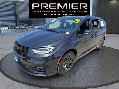 Used 2021 Chrysler Pacifica Limited w/ Uconnect Theater Family Group
