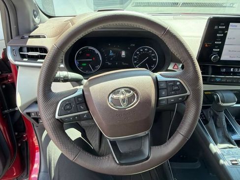 Used 2022 Toyota Sienna Platinum AWD/4WD image 7