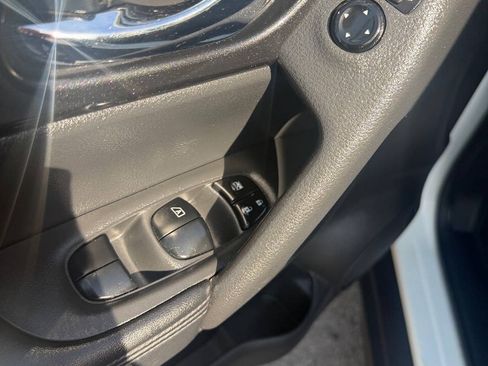 Used 2018 Nissan Rogue S FWD image 17