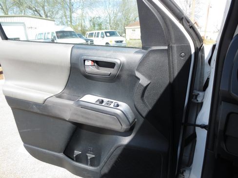 Used 2017 Toyota Tacoma SR w/ SR Convenience Package image 14