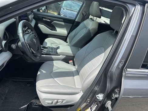 Used 2023 Toyota Highlander XLE image 11