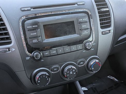 Used 2018 Kia Forte LX image 12