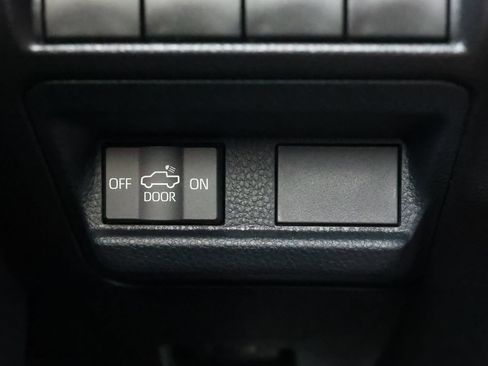 Used 2025 Toyota Tacoma SR5 AWD/4WD image 25