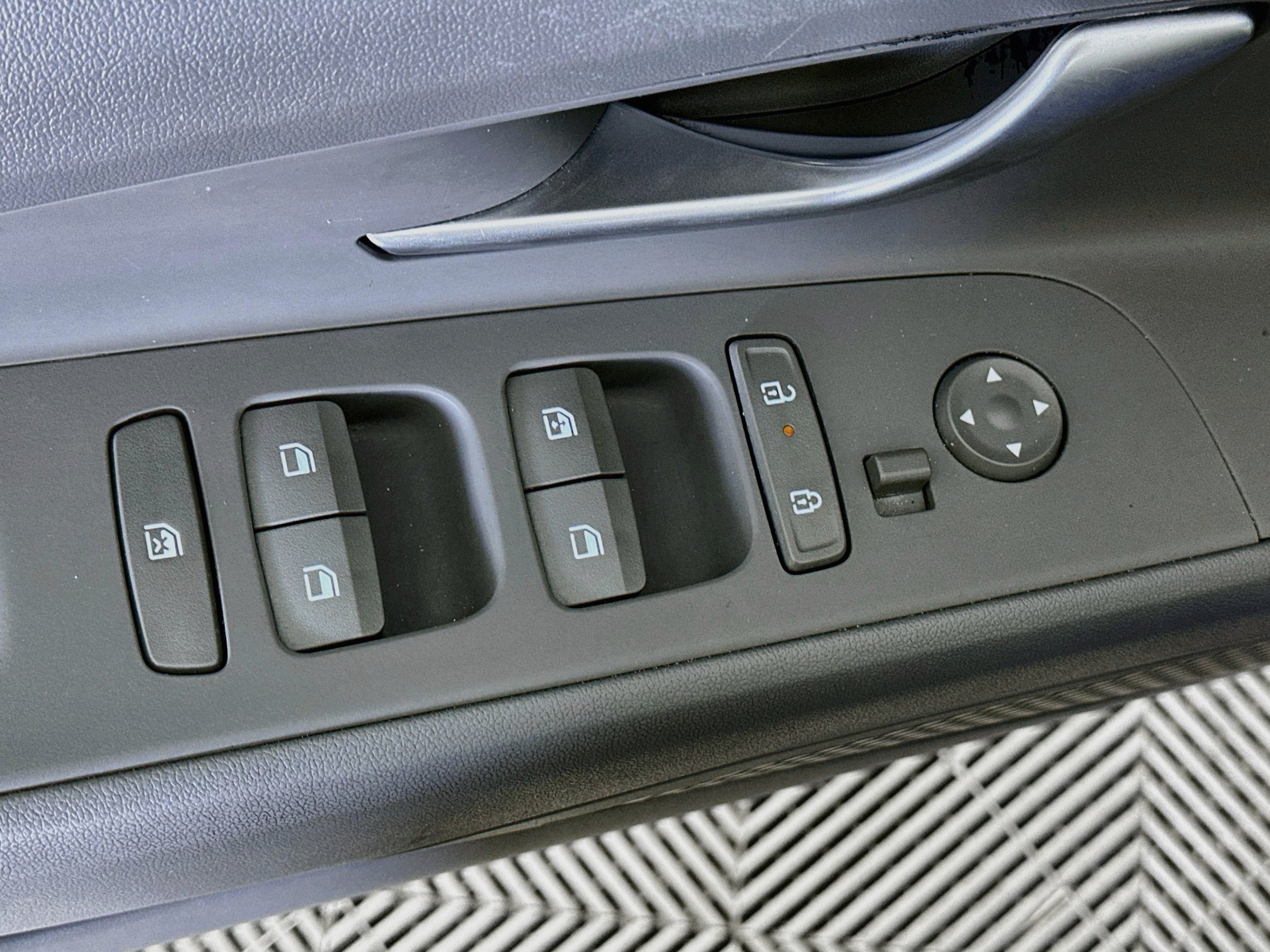 Used 2025 Hyundai Elantra SEL FWD image 15