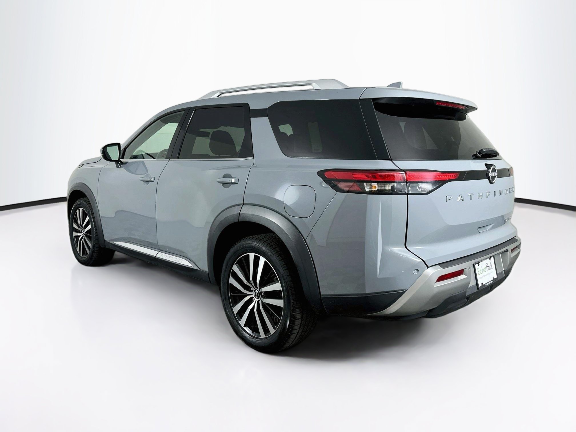 Used 2023 Nissan Pathfinder Platinum w/ Cargo Package FWD image 5