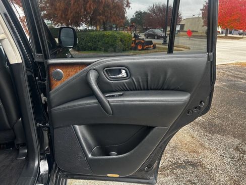 Used 2011 INFINITI QX56 Base 4x2 4dr SUV w/ Deluxe Touring Pkg image 14