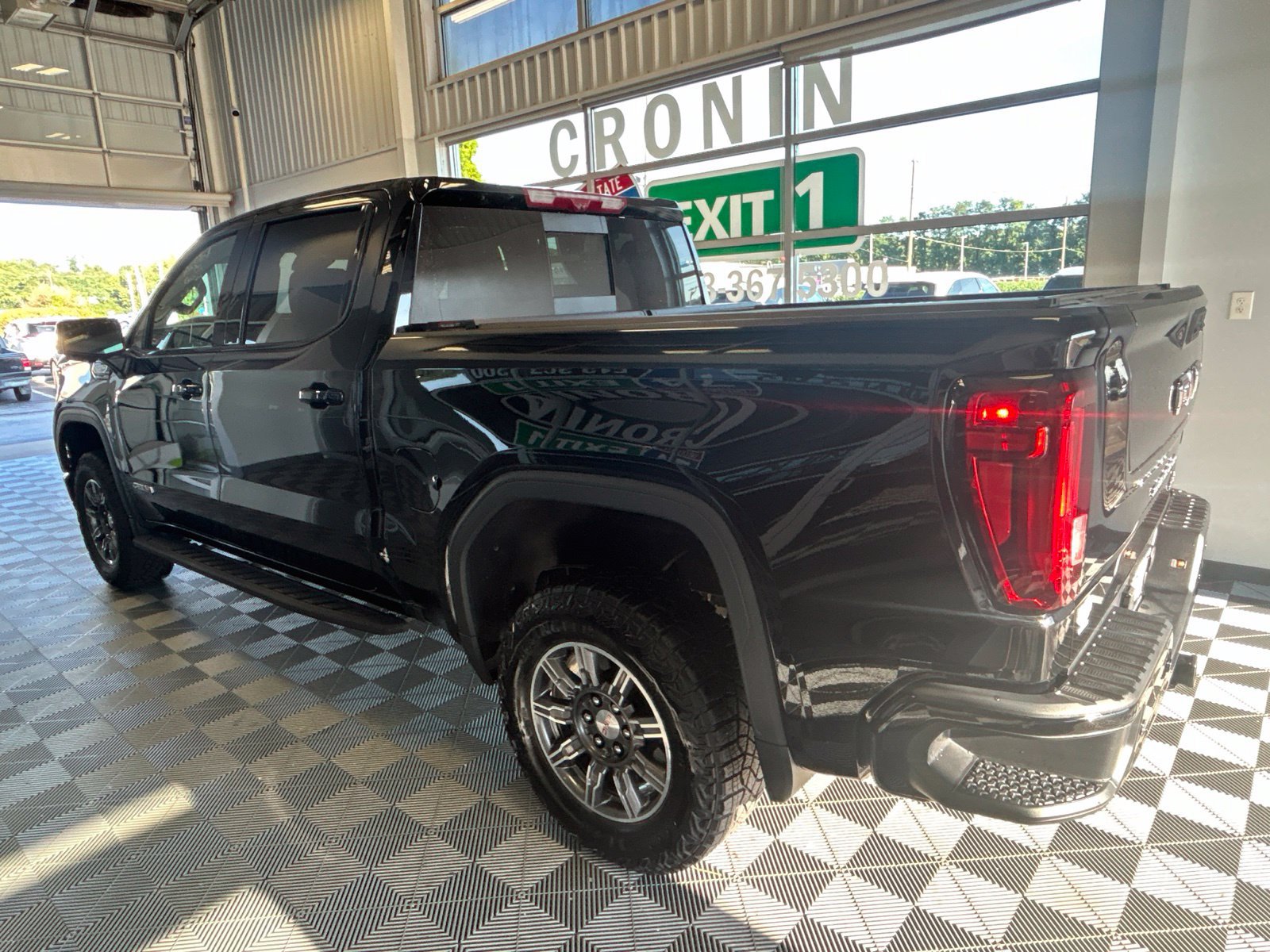 Used 2024 GMC Sierra 1500 AT4 w/ Technology Package AWD/4WD image 4